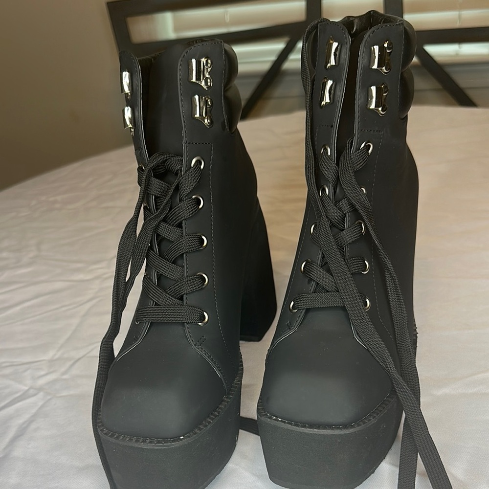 Stylish Black Women's Lace-Up Boots